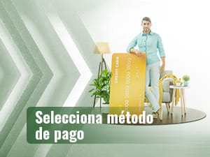 Un hombre apoyado sobre una tarjeta bancaria de gran tamaño.